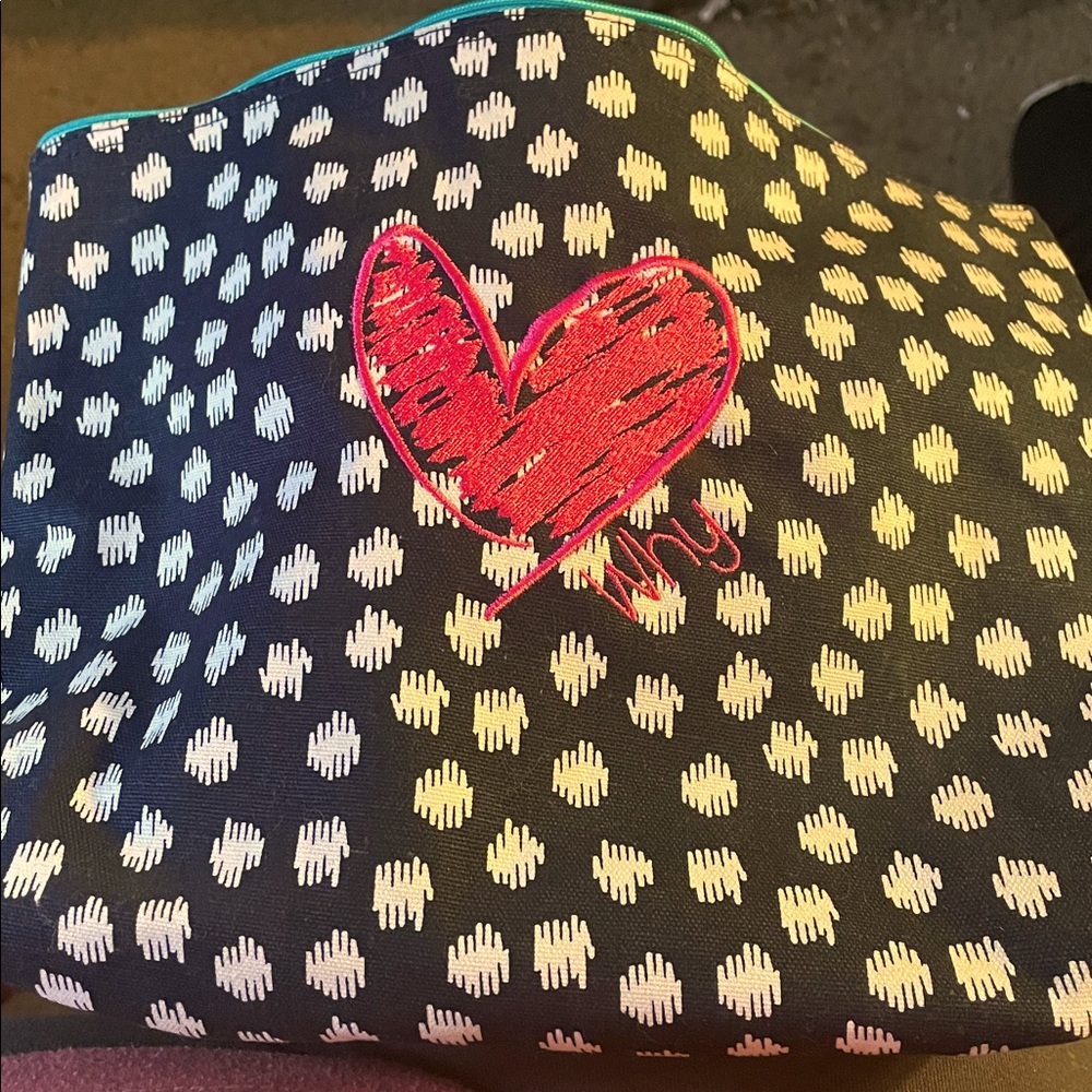 Thirty-one gifts 5-pc set: Lrg zipper pouch, cute case & (3) matching key fobs.